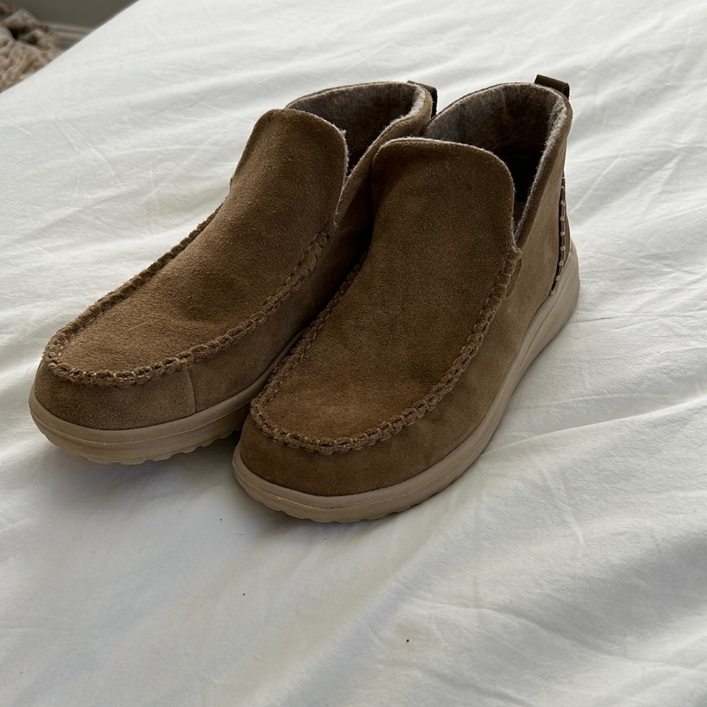 Hey Dudes, color is chestnut, gently used boots. Size 10